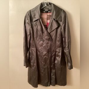 DKNY SIZE MEDIUM IRIDESCENT GREY DOUBLE BREASTED TRENCH COAT  PLAID LINED